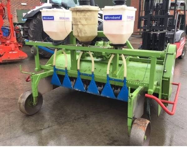 microgranular fertiliser applicator