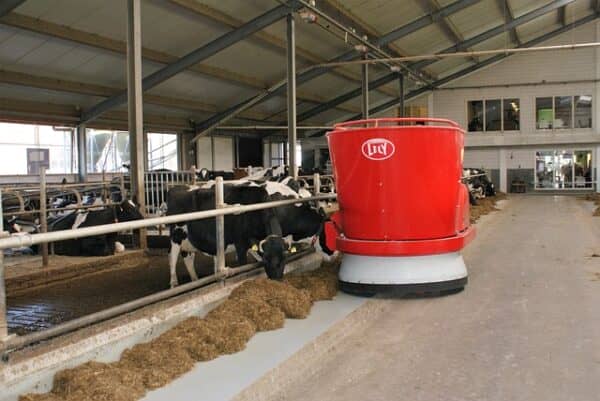 robotic animal feeding machine